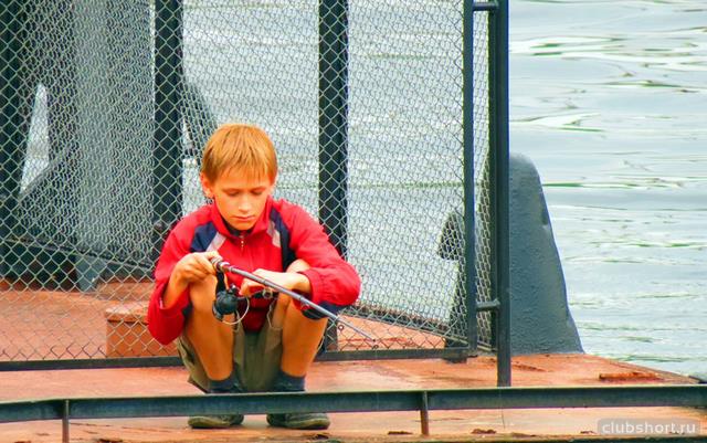 19084_boy-in-shorts-with-fish.jpg